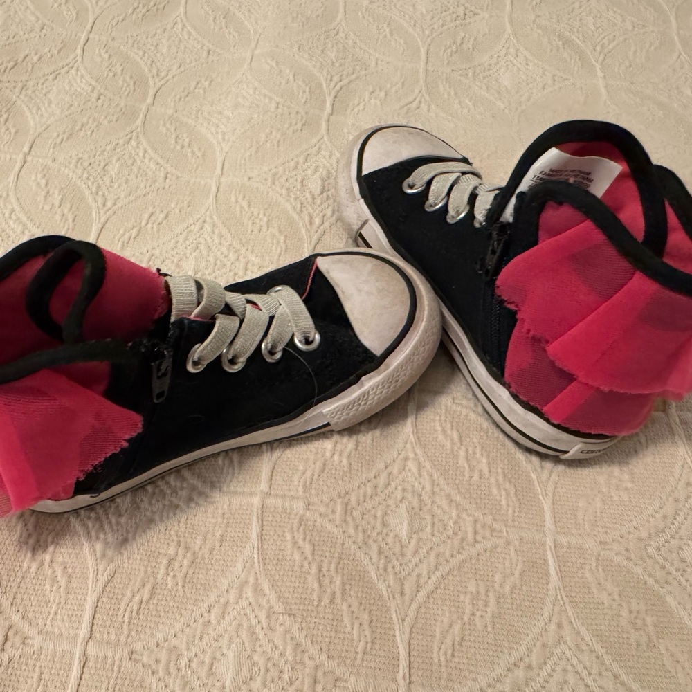 Converse little kids size 8 cute zippered shoes